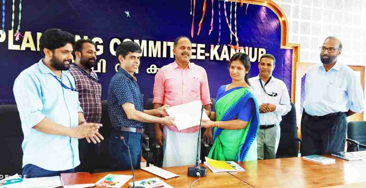 സാമൂഹ്യ സുരക്ഷാമിഷന്‍ നടപ്പാക്കുന്ന വി കെയര്‍ പദ്ധതിയുടെ ഭാഗമായുള്ള വി കെയര്‍ ഇവന്റ്  2020  പാസിന്റെ വിതരണോദ്ഘാടനം മട്ടന്നൂർ നഗരസഭ അധ്യക്ഷ അനിത വേണുവിന് നൽകി ജില്ല കലക്ടർ ടിവി സുഭാഷ് നിർവഹിക്കുന്നു