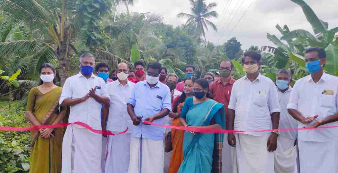 മുണ്ടൂർ ഗ്രാമപഞ്ചായത്തിലെ വടക്കുമുറി കോട്ടപള്ളം റോഡ് കെ വി വിജയദാസ് എം.എൽ.എ ഉദ്ഘാടനം ചെയ്യുന്നു