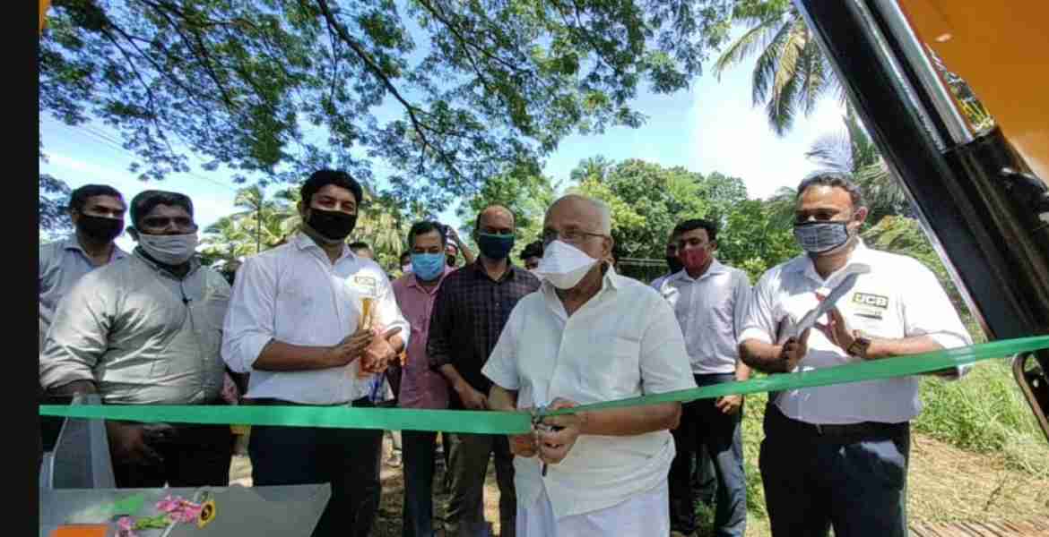 ചിറ്റൂർ പുഴ ഇടതുകര കനാൽ വണ്ടിത്താവളം- ചുള്ളി പെരുക്കമേട്ടിൽ മിനി എസ്കവേറ്റർ കം  ബുഷ് കട്ടർ ജലവിഭവ വകുപ്പ് മന്ത്രി കെ. കൃഷ്ണൻകുട്ടി ഉദ്ഘാടനം ചെയ്യുന്നു