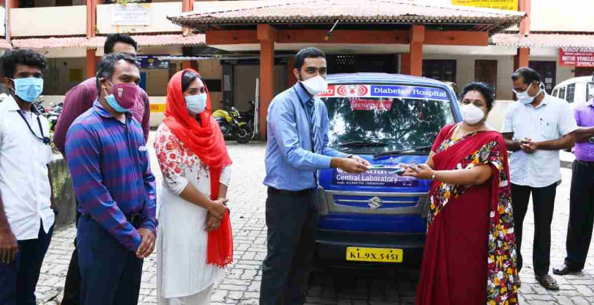 ജില്ലയിൽ ആന്റിജൻ ടെസ്റ്റ് സാമ്പിളുകൾ ശേഖരിക്കുന്നതിന് പാലക്കാട് അഹല്യ ആശുപത്രിയുടെ സഹകരണത്തോടെ സജ്ജീകരിച്ച വാഹനത്തിന്റെ താക്കോൽ അഹല്യ ഹോസ്പിറ്റൽ മെഡിക്കൽ ഡയറക്ടർ ഡോ.  സുജിത് കുമാർ ഡി.എം.ഒ. ഡോ. കെ. പി. റീത്തയ്ക്ക്  കൈമാറുന്നു