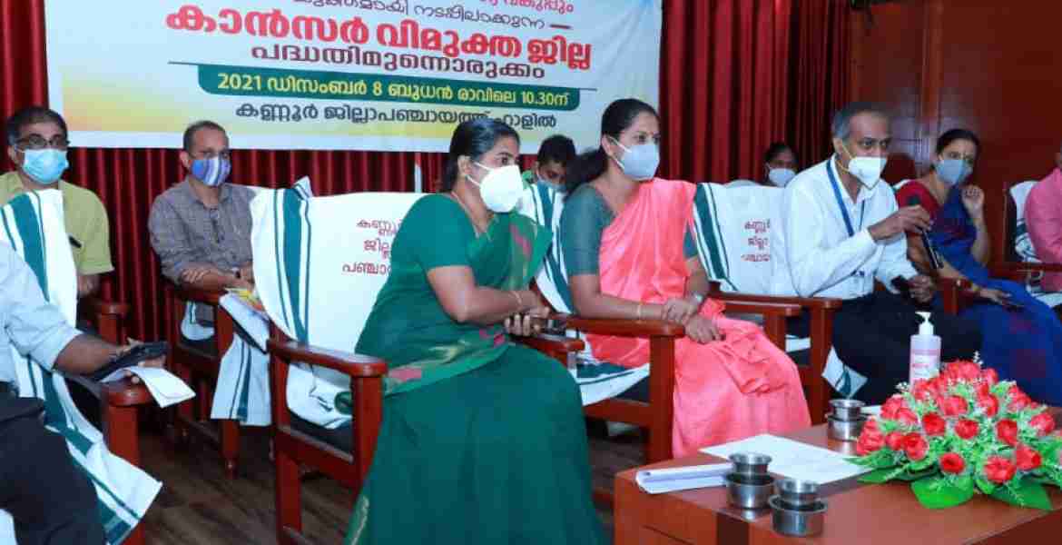 കണ്ണൂര്‍ ജില്ലാ പഞ്ചായത്ത്,ജില്ലാ ഭരണകൂടം,ആരോഗ്യ വകുപ്പ് എന്നിവ സംയുകിതമായി നടത്തുന്ന ക്യാന്‍സര്‍ വിമുക്ത ജില്ലാ ക്യാമ്പയിന്‍ പരിപാടിയില്‍ മലാബാര്‍ ക്യാന്‍സര്‍ സെന്റര്‍ ഡയറക്ടര്‍ ഡോ.ബാല സുബ്രമണ്യം ക്ലാസെടുക്കുന്നു