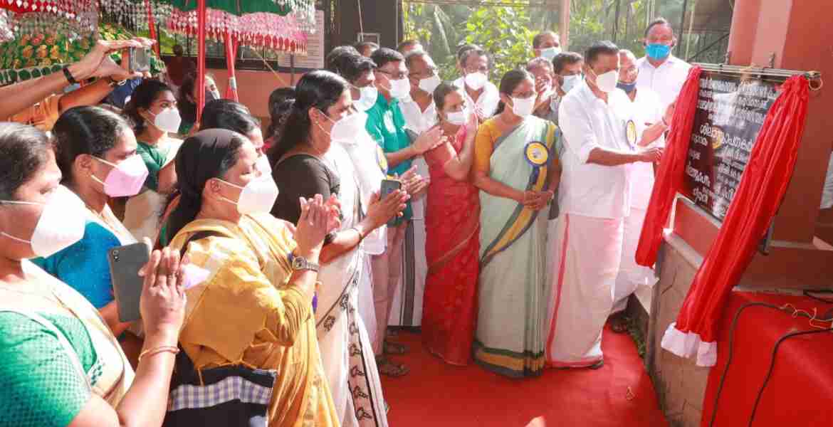 മാലൂർ ഗ്രാമപഞ്ചായത്ത്  ഓഫീസ് കെട്ടിടത്തിന്റെ ശിലാസ്ഥാപനം മന്ത്രി എം വി ഗോവിന്ദന്‍ മാസ്റ്റര്‍  നിർവഹിക്കുന്നു