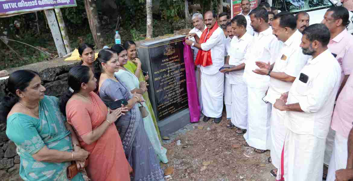ഈരാറ്റുപേട്ട അരുവിത്തുറ - ഭരണങ്ങാനം റോഡിന്റെ ഉദ്ഘാടനച്ചടങ്ങിൽ അഡ്വ. സെബാസ്റ്റ്യൻ കുളത്തുങ്കൽ എം.എൽ.എ ശിലാഫലകം അനാച്ഛാദനം ചെയ്യുന്നു.