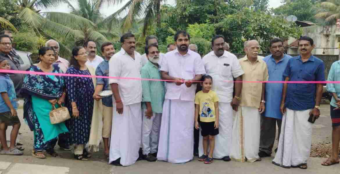 പുതുപ്പള്ളി പഞ്ചായത്തിലെ നവീകരിച്ച  ആക്കാംകുന്നേല്‍ എ.ജെ. ഫിലിപ്പോസ് മെമ്മോറിയല്‍ റോഡ് ചാണ്ടി ഉമ്മന്‍ എം.എല്‍.എ. ഉദ്ഘാടനം ചെയ്യുന്നു
