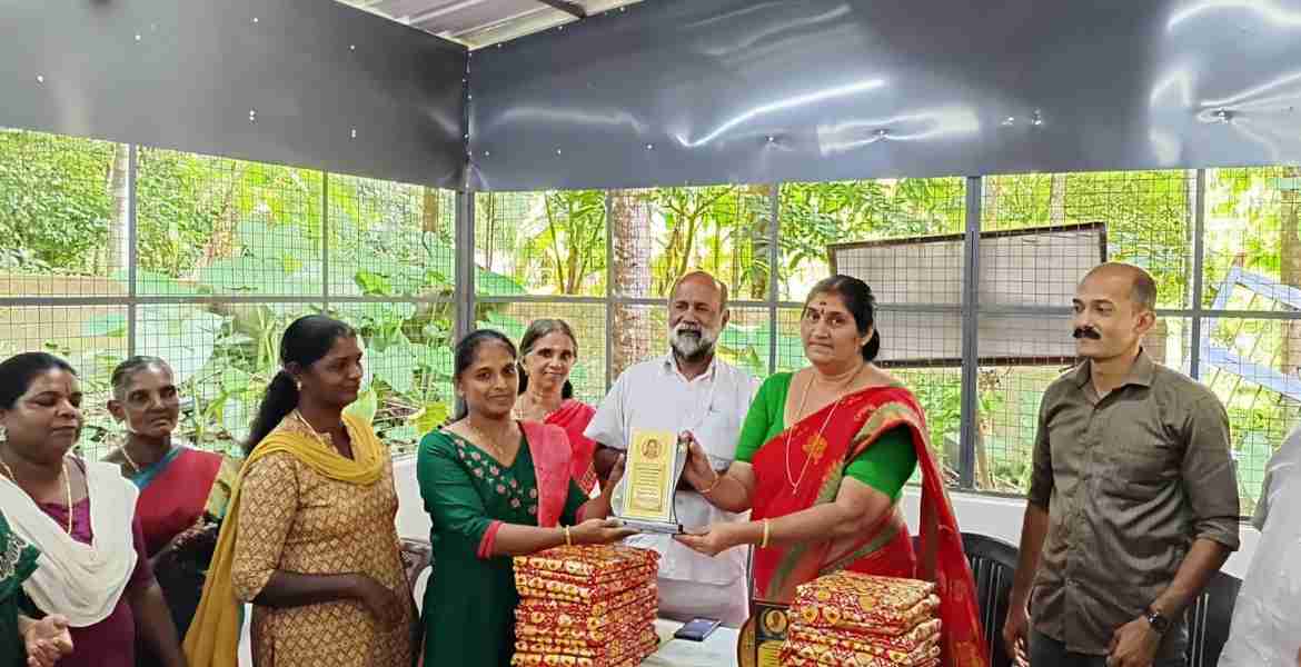  അകലക്കുന്നം പഞ്ചായത്തിലെ കാഞ്ഞിരമറ്റം വാര്‍ഡിലെ തൊഴിലുറപ്പ് അംഗങ്ങള്‍ക്ക് ഗ്രാമപഞ്ചായത്ത് പ്രസിഡന്റ് സിന്ധു അനില്‍കുമാര്‍ ഉപഹാരം നല്‍കുന്നു