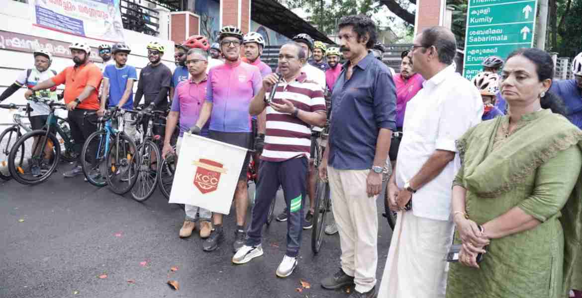 ജില്ലാ സ്പോർട്സ് കൗൺസിൽ, കോട്ടയം സൈക്ലിംഗ് ക്ലബ് എന്നിവ ചേർന്ന് സംഘടിപ്പിച്ച ലഹരിമുക്ത കേരള സന്ദേശ സൈക്കിൾ റാലി ജില്ലാ കളക്ടർ ജോൺ വി. സാമുവൽ ഫ്ലാഗ് ഓഫ് ചെയ്യുന്നു