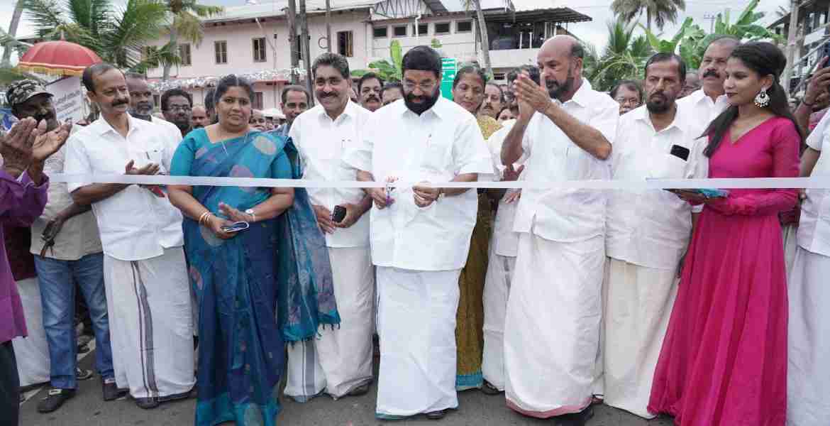 വീകരിച്ച കറുത്തേടം -തെള്ളകം - അടിച്ചിറ റോഡിൻ്റെ  ഉദ്ഘാടനം മന്ത്രി വി.എൻ. വാസവൻ നിർവഹിക്കുന്നു