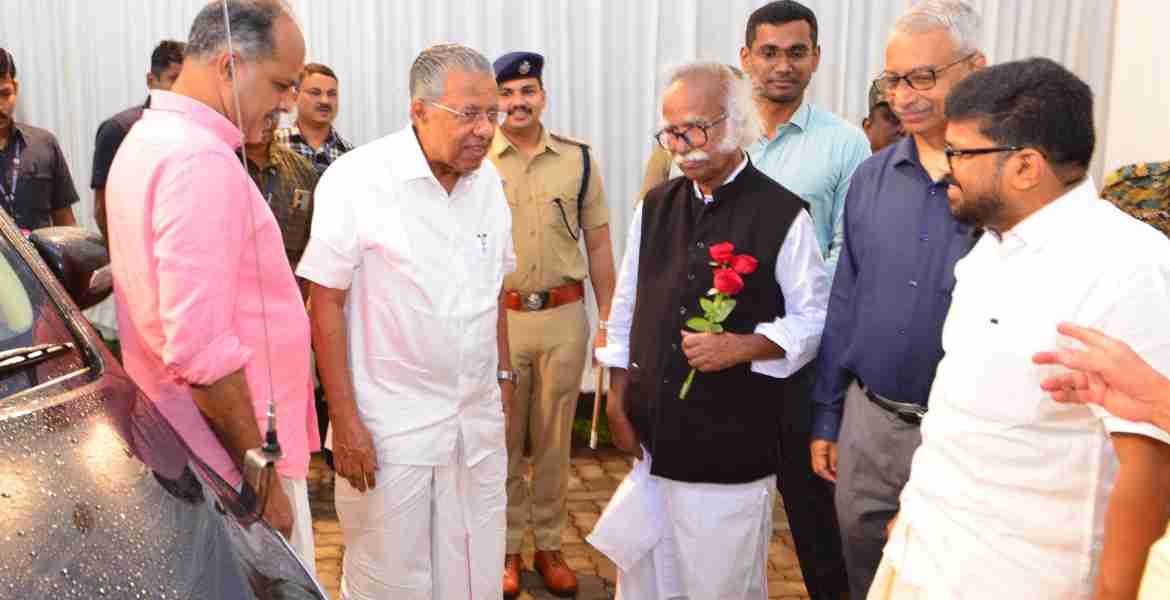 ചൊവ്വാഴ്ച്ച കണ്ണൂർ വി കെ കൃഷ്ണ മേനോൻ വനിത കോളേജിൽ നടന്ന വയനാട്, കോഴിക്കോട്, കണ്ണൂർ, കാസർകോട് ജില്ലകളുടെ  മേഖലാതല യോഗത്തില്‍ മുഖ്യമന്ത്രി.