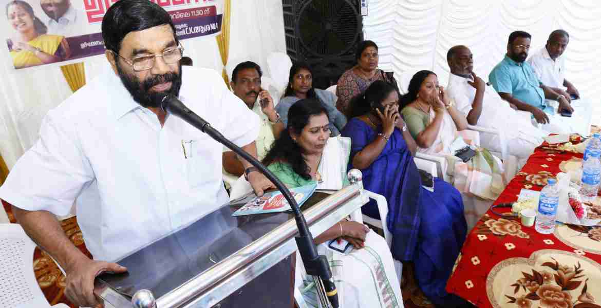  വെച്ചൂര്‍ ഗ്രാമപഞ്ചായത്തിലെ ഒന്നാം വാര്‍ഡില്‍ നിര്‍മാണം പൂര്‍ത്തിയായ അംബേദ്കര്‍ സാംസ്‌കാരിക നിലയം സഹകരണം-തുറമുഖം-ദേവസ്വം വകുപ്പ് മന്ത്രി വി.എന്‍. വാസവന്‍ ഉദ്ഘാടനം ചെയ്യുന്നു