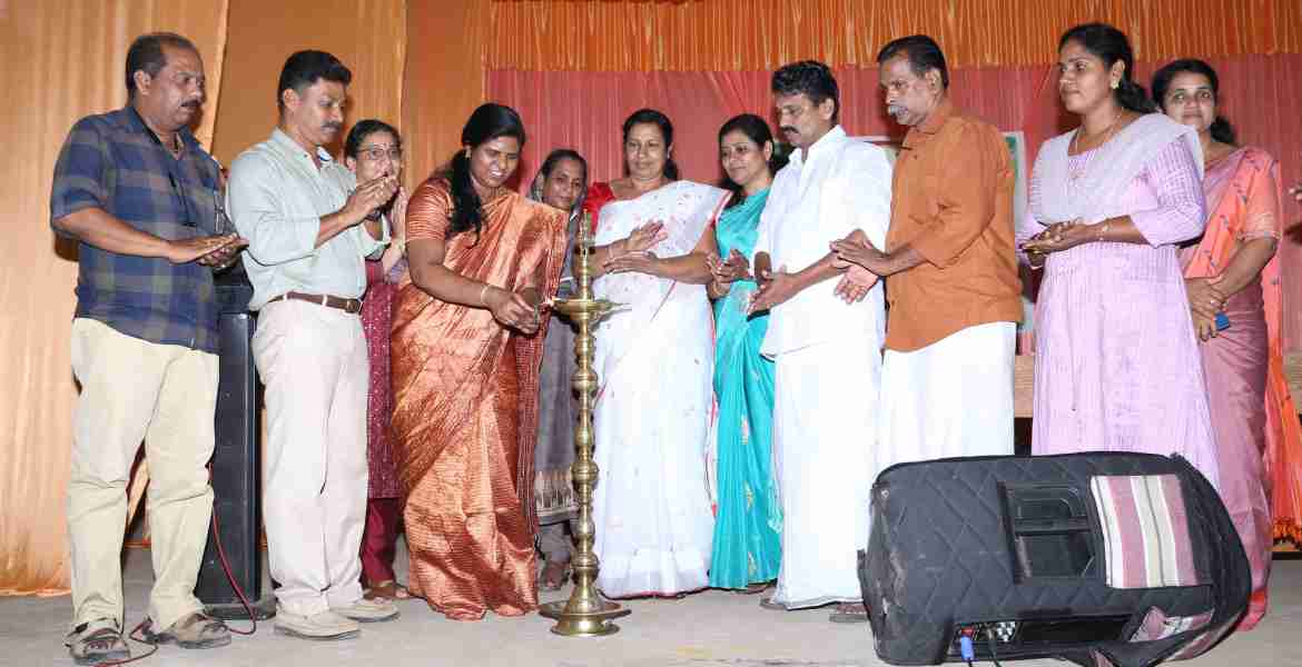 ജില്ലാ നൈപുണ്യ വികസന കേന്ദ്രം ജില്ലാ പഞ്ചായത്ത് പ്രസിഡന്റ് കെ.വി. ബിന്ദു കാണക്കാരി ഗവൺമെന്റ് വൊക്കേഷണൽ ഹയർ സെക്കൻഡറി സ്കൂളിൽ ഉദ്ഘാടനം ചെയ്യുന്നു