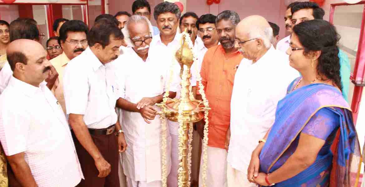 അടൂര്‍ സര്‍വീസ് സഹകരണബാങ്കിന്റെ നവീകരിച്ച കെട്ടിടത്തിന്റെ ഉദ്ഘാടനം തുറമുഖ-മ്യൂസിയം വകുപ്പ് മന്ത്രി കടന്നപ്പള്ളി രാമചന്ദ്രന്‍ നിര്‍വഹിക്കുന്നു.