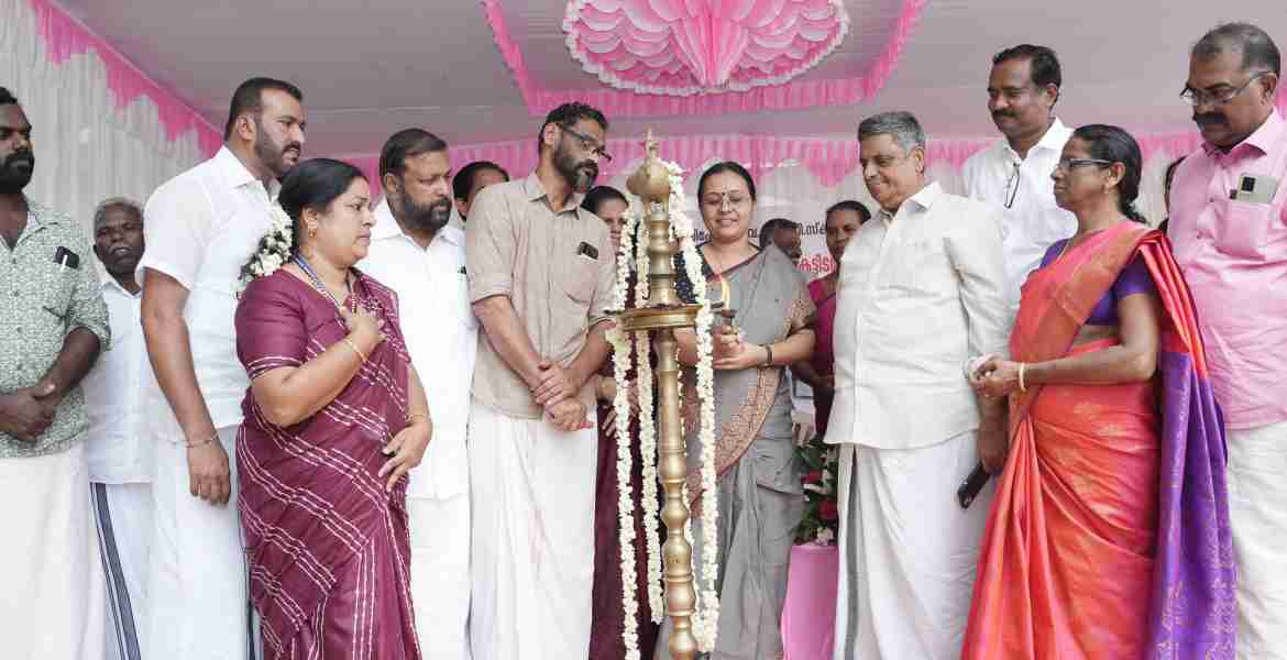 ഇരവിപേരൂര്‍ ഗവ. എല്‍ പി സ്‌കൂളില്‍ (മുരിങ്ങശേരി) നിര്‍മാണം പൂര്‍ത്തീകരിച്ച കെട്ടിടത്തിന്റെ ഉദ്ഘാടനം നിര്‍വഹിച്ച് ആരോഗ്യ മന്ത്രി വീണാ ജോര്‍ജ് സംസാരിക്കുന്നു.