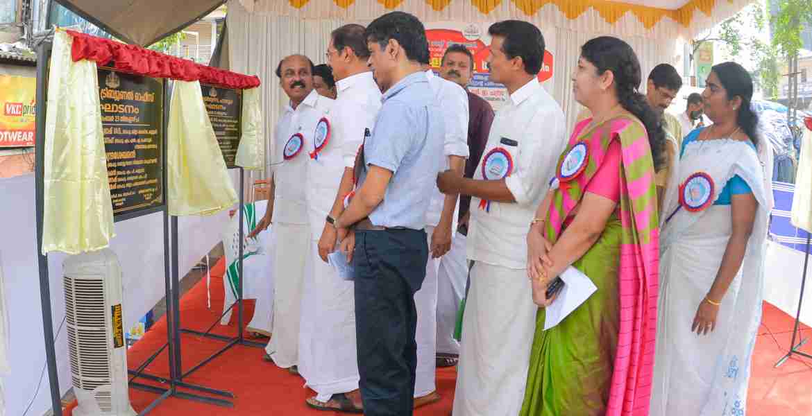 ഇരിട്ടി ലാന്റ്‌ ട്രിബ്യൂണൽ ഓഫീസ്‌ , ചാവശ്ശേരി റവന്യു ക്വാർട്ടേഴ്സ്‌ ഉദ്ഘാടനവും, ആറളം വില്ലേജ്‌ ഓഫീസ്‌ ശിലാസ്ഥാപനവും മന്ത്രി ഇ. ചന്ദ്രശേഖരൻ നിർവ്വഹിക്കുന്നു. 
