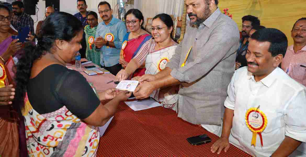 കരുതലും കൈത്താങ്ങും മല്ലപ്പള്ളി താലൂക്ക്തല അദാലത്തിലെ ആദ്യ അപേക്ഷകയായിരുന്ന പി. ജയന്തിക്ക് ആരോഗ്യ മന്ത്രി വീണാ ജോര്‍ജും വ്യവസായ മന്ത്രി  പി.  രാജീവും ചേര്‍ന്ന്്   ബിപിഎല്‍ വിഭാഗത്തിലേക്ക് മാറ്റി നല്‍കിയ റേഷന്‍ കാര്‍ഡ് വിതരണം ചെയ്യുന്നു
