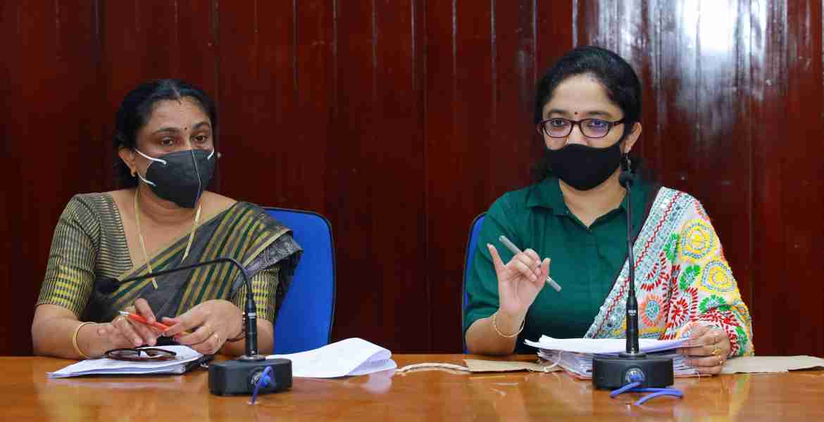 ഫോട്ടോ അടിക്കുറിപ്പ്: ജില്ലാ കളക്ടര്‍  പാട്ട കരാറുമായി ബന്ധപ്പെട്ട് ജില്ലയിലെ താലൂക്ക് ഉദ്യോഗസ്ഥരുമായി നടത്തിയ യോഗത്തില്‍ ജില്ലാ കളക്ടര്‍ ഡോ.ദിവ്യ.എസ്.അയ്യര്‍ സംസാരിക്കുന്നു