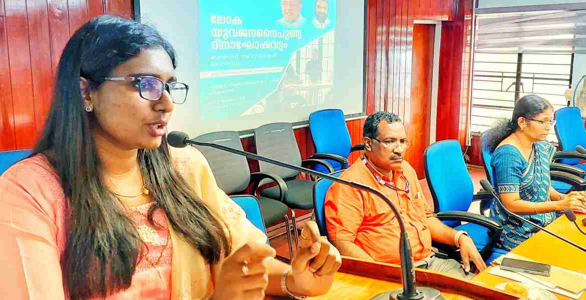 കേരള അക്കാദമി ഫോര്‍ സ്‌കില്‍സ് എക്സലന്‍സിന്റെ (കെയ്സ്) നേതൃത്വത്തില്‍ നടക്കുന്ന നൈപുണ്യ പരിശീലകരുടെ വിവരശേഖരണത്തിന്റെ ജില്ലാതല രജിസ്ട്രേഷന്‍ ഡ്രൈവിന്റെ ഉദ്ഘാടനം സബ് കളക്ടര്‍ സഫ്ന നസറുദ്ദീന്‍ കളക്ടറേറ്റ് കോണ്‍ഫറന്‍സ് ഹാളില്‍ നിര്‍വഹിച്ച് സംസാരിക്കുന്നു.