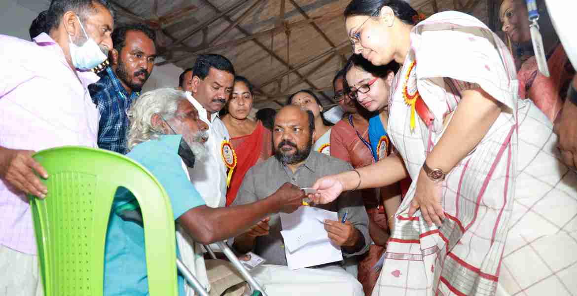 മല്ലപ്പള്ളി സിഎംഎസ് ഹയര്‍ സെക്കന്‍ഡറി സ്‌കൂള്‍ ഓഡിറ്റോറിയത്തില്‍ സംഘടിപ്പിച്ച കരുതലും കൈത്താങ്ങും മല്ലപ്പള്ളി താലൂക്ക്തല അദാലത്തില്‍ പാമ്പാടിമണ്‍ ലക്ഷം വീട് കോളനിയില്‍ ജോസഫിന്റെ അരികിലെത്തി മന്ത്രി പി.രാജീവ്, മന്ത്രി വീണാ ജോര്‍ജ് എന്നിവര്‍ പരാതി കേള്‍ക്കുന്നു. അഡ്വ. പ്രമോദ് നാരായണ്‍ എംഎല്‍എ, ജില്ലാ കളക്ടര്‍ ഡോ.ദിവ്യ എസ് അയ്യര്‍ തുടങ്ങിയവര്‍ സമീപം