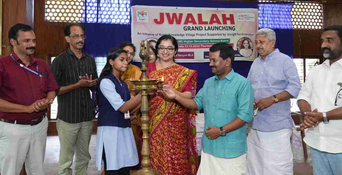 റാന്നി നോളജ് വില്ലേജിന്റെ ഭാഗമായി കോളജ് വിദ്യാര്‍ഥികള്‍ സ്‌കൂള്‍ കുട്ടികള്‍ക്ക് ക്ലാസ് എടുക്കുന്ന ജ്വാല പദ്ധതിക്ക് തുടക്കം കുറിച്ച് റാന്നി എംഎസ് എച്ച്എസ്എസില്‍ നടന്ന ചടങ്ങില്‍ ജില്ലാ കളക്ടര്‍ ഡോ. ദിവ്യ എസ് അയ്യരും എട്ടാം ക്ലാസ് വിദ്യാര്‍ഥിനി ആവണി മനോജും ചേര്‍ന്ന് തിരിതെളിച്ച് ഉദ്ഘാടനം നിര്‍വഹിക്കുന്നു. അഡ്വ. പ്രമോദ് നാരായണ്‍ എംഎല്‍എ സമീപം