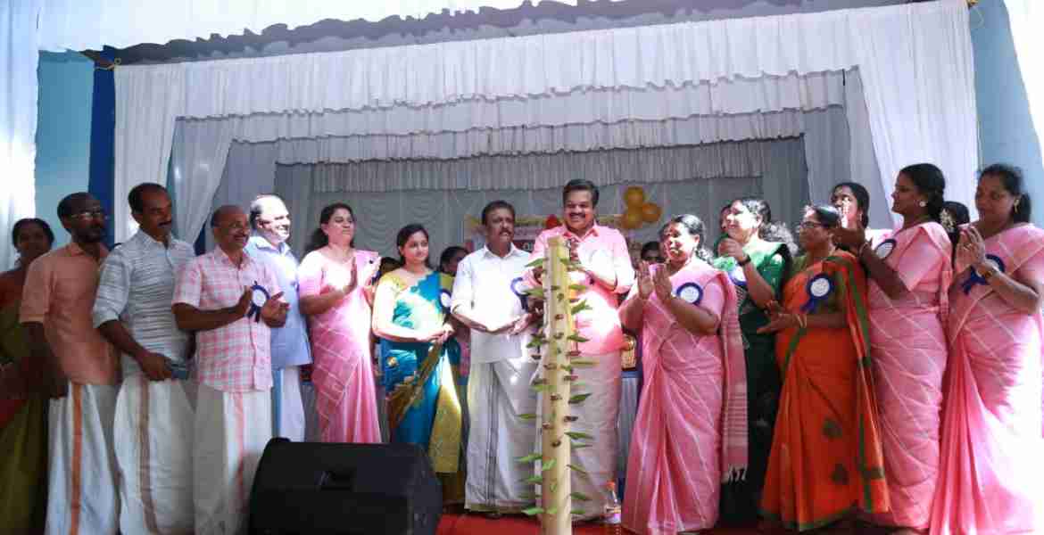 വള്ളിക്കോട് ഗ്രാമപഞ്ചായത്ത് കുടുംബശ്രീ സിഡിഎസ് വാര്‍ഷികത്തിന്റെയും രജതജൂബിലി ആഘോഷത്തിന്റെയും ഉദ്ഘാടനം അഡ്വ. കെ.യു ജനീഷ്‌കുമാര്‍ എംഎല്‍എ നിര്‍വഹിക്കുന്നു