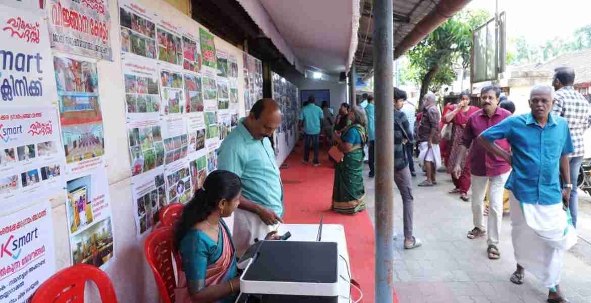 വികസന സദസിന്റെ ഭാഗമായി പന്തളം തെക്കേക്കര ഗ്രാമപഞ്ചായത്തില്‍ സജ്ജീകരിച്ച കെ-സ്മാര്‍ട്ട് ക്ലിനിക്ക്‌