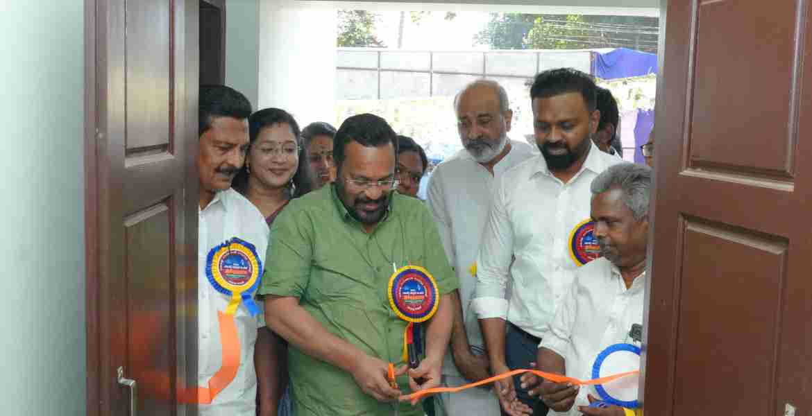 കടപ്ര സ്മാര്‍ട്ട് വില്ലേജ് ഓഫീസ് ഉദ്ഘാടനം റവന്യു- ഭവനനിര്‍മാണ വകുപ്പ് മന്ത്രി കെ രാജന്‍ നിര്‍വഹിക്കുന്നു