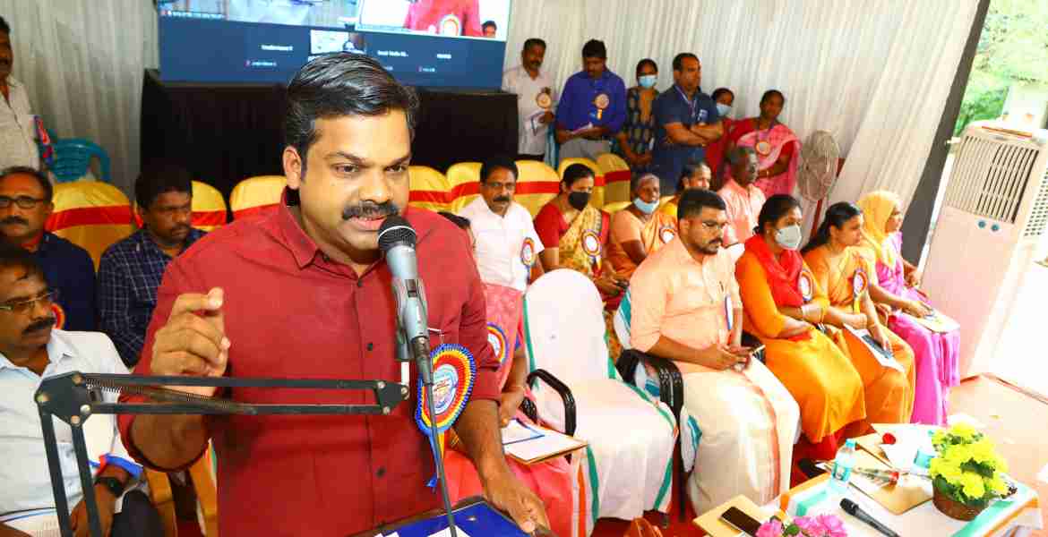 സീതത്തോട് മാര്‍ക്കറ്റ് ജംഗ്ഷനില്‍ നടന്ന കക്കാട് 220 കെവി ഗ്യാസ് ഇന്‍സുലേറ്റഡ് സ്വിച്ച് ഗിയര്‍ സബ് സ്റ്റേഷന്‍ നിര്‍മാണ ഉദ്ഘാടന ചടങ്ങില്‍ അഡ്വ. കെ.യു. ജനീഷ് കുമാര്‍ എംഎല്‍എ ശിലാഫലകം അനാച്ഛാദനം നിര്‍വഹിച്ച് സംസാരിക്കുന്നു