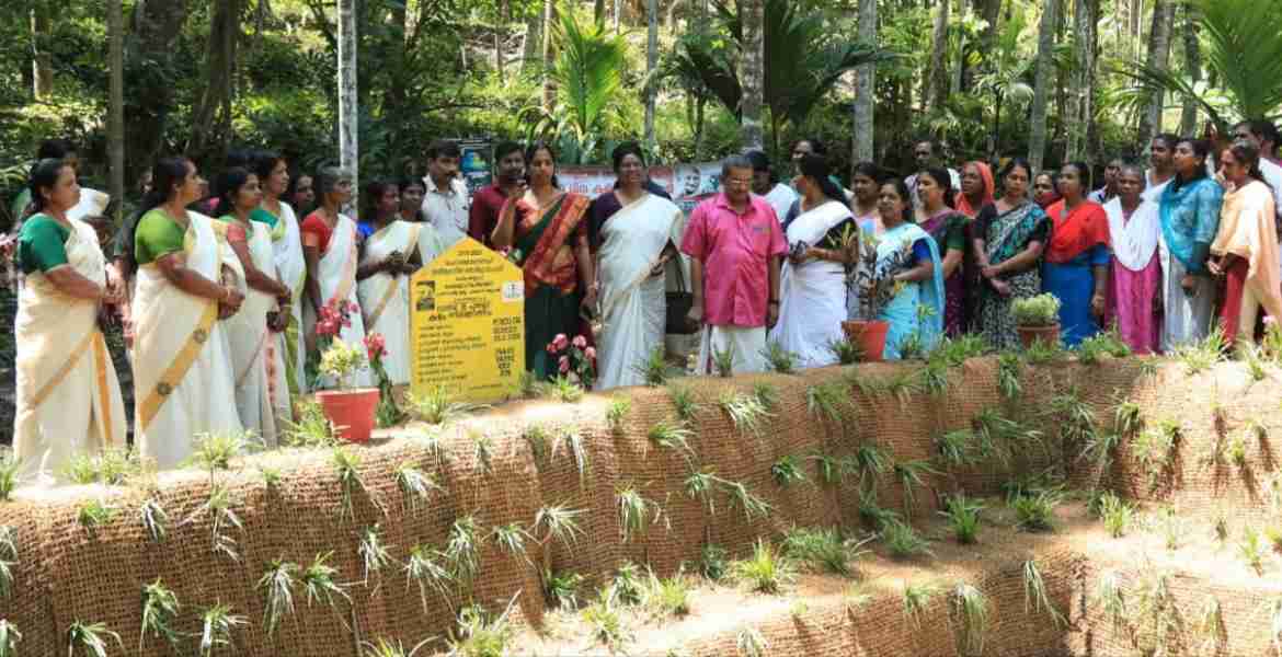 ഫോട്ടോ അടിക്കുറിപ്പ് - കലഞ്ഞൂര്‍-        (പിഎന്‍പി 919/23) കലഞ്ഞൂര്‍ ഗ്രാമപഞ്ചായത്ത് പതിന്നൊന്നാം വാര്‍ഡിലെ പുന്നമൂടില്‍ നിര്‍മിച്ച കുളത്തിന്റെ ഉദ്ഘാടനം ഗ്രാമപഞ്ചായത്ത് പ്രസിഡന്റ് ടി.വി. പുഷ്പവല്ലി ടീച്ചര്‍ നിര്‍വഹിക്കുന്നു.  