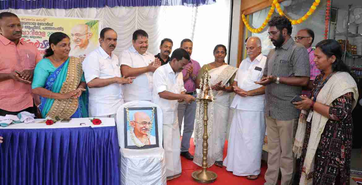 ഓണം ഖാദിമേള  ജില്ലാതല ഉദ്ഘാടനം റാന്നി ചെത്തോങ്കര ഖാദി ഗ്രാമസൗഭാഗ്യയില്‍ അഡ്വ. പ്രമോദ് നാരായണ്‍ എംഎല്‍എ  നിര്‍വഹിക്കുന്നു