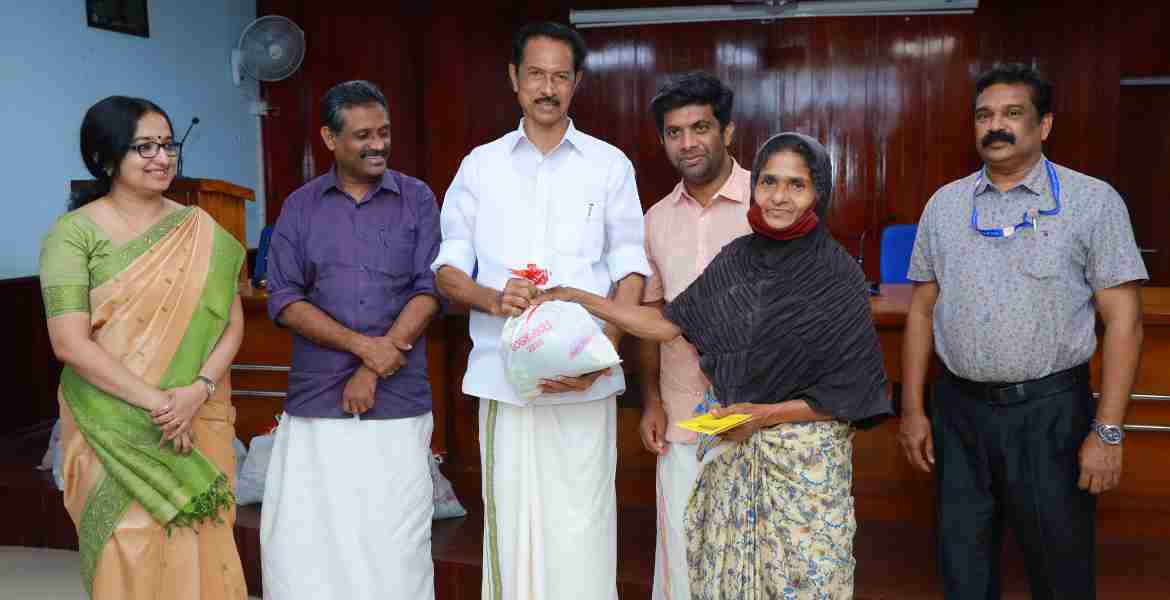  ഓണക്കിറ്റ് വിതരണത്തിന്റെ ജില്ലാ തല  ഉദ്ഘാടനം എ എ വൈ കാര്‍ഡ് ഉടമ സബീനയ്ക്ക് കിറ്റ് നല്‍കി ജില്ലാ പഞ്ചായത്ത് പ്രസിഡന്റ് അഡ്വ. ഓമല്ലൂര്‍ ശങ്കരന്‍ നിര്‍വഹിക്കുന്നു. ജില്ലാ കളക്ടര്‍ ഡോ. ദിവ്യ എസ് അയ്യര്‍, പത്തനംതിട്ട നഗരസഭ ചെയര്‍മാന്‍ അഡ്വ. ടി. സക്കീര്‍ ഹുസൈന്‍, നഗരസഭ കൗണ്‍സിലര്‍ ആര്‍. സാബു, ജില്ലാ സപ്ലൈ ഓഫീസര്‍ എം. അനില്‍, സപ്ലൈകോ ജില്ലാ ഡിപ്പോ മാനേജര്‍ എം.എന്‍. വിനോദ് കുമാര്‍ തുടങ്ങിയവര്‍ സമീപം