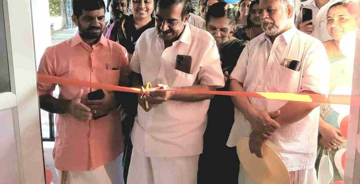 കാഞ്ഞിരപ്പള്ളി ജനറൽ ആശുപത്രിയിൽ പുതിയതായി നിർമിച്ച ഐസൊലേഷൻ വാർഡ് സർക്കാർ ചീഫ് വിപ്പ് ഡോ. എൻ. ജയരാജ് തുറന്നുകൊടുത്തപ്പോൾ.