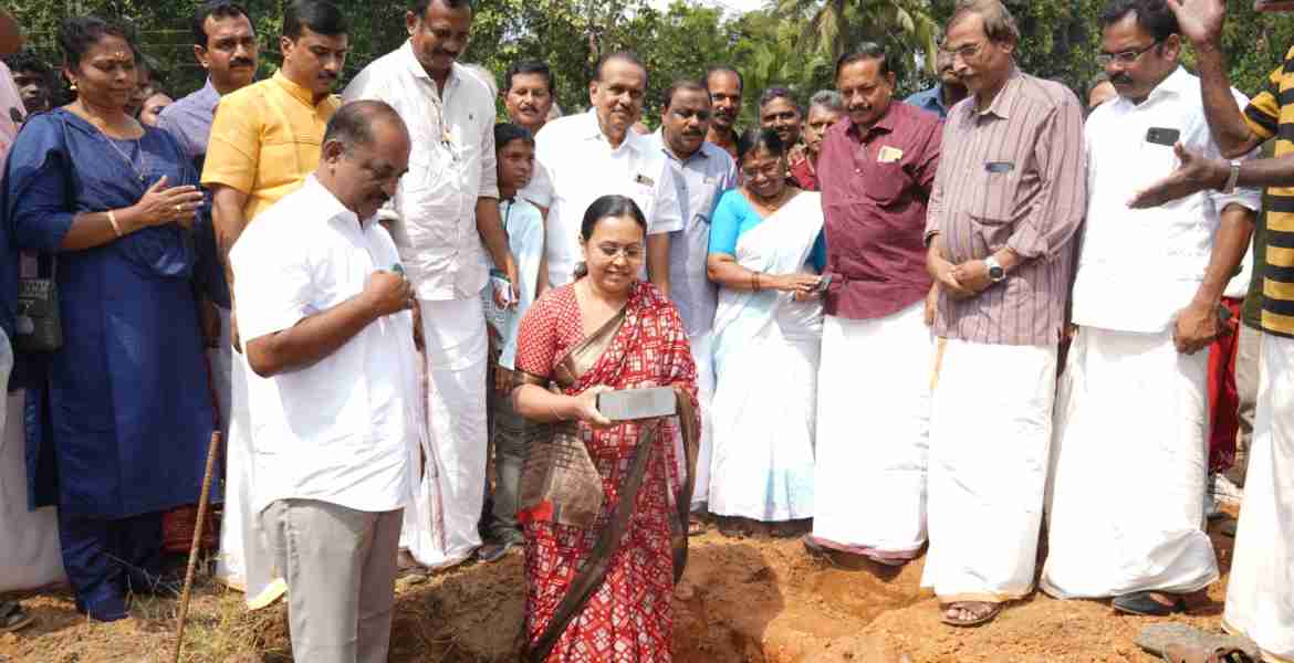 കോയിപ്രം സര്‍ക്കാര്‍ ഹയര്‍ സെക്കന്‍ഡറി സ്‌കൂളിന്റെ പുതിയ കെട്ടിടത്തിന് ആരോഗ്യ, വനിതാ-ശിശുവികസന വകുപ്പ് മന്ത്രി വീണാ ജോര്‍ജ് ശില ഇടുന്നു