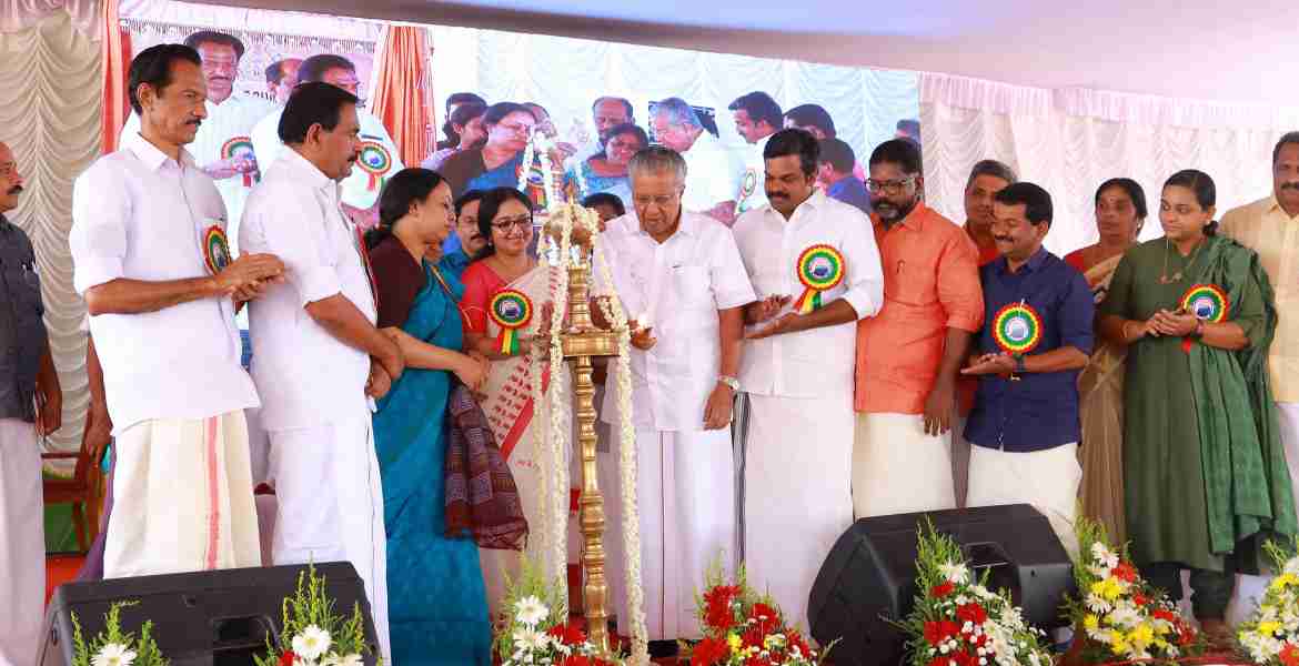 കോന്നി ഗവണ്‍മെന്റ്് മെഡിക്കല്‍ കോളജിലെ അക്കാദമിക്ക് ബ്ലോക്ക് ഉദ്ഘാടനം മുഖ്യമന്ത്രി പിണറായി വിജയന്‍ നിര്‍വഹിക്കുന്നു.