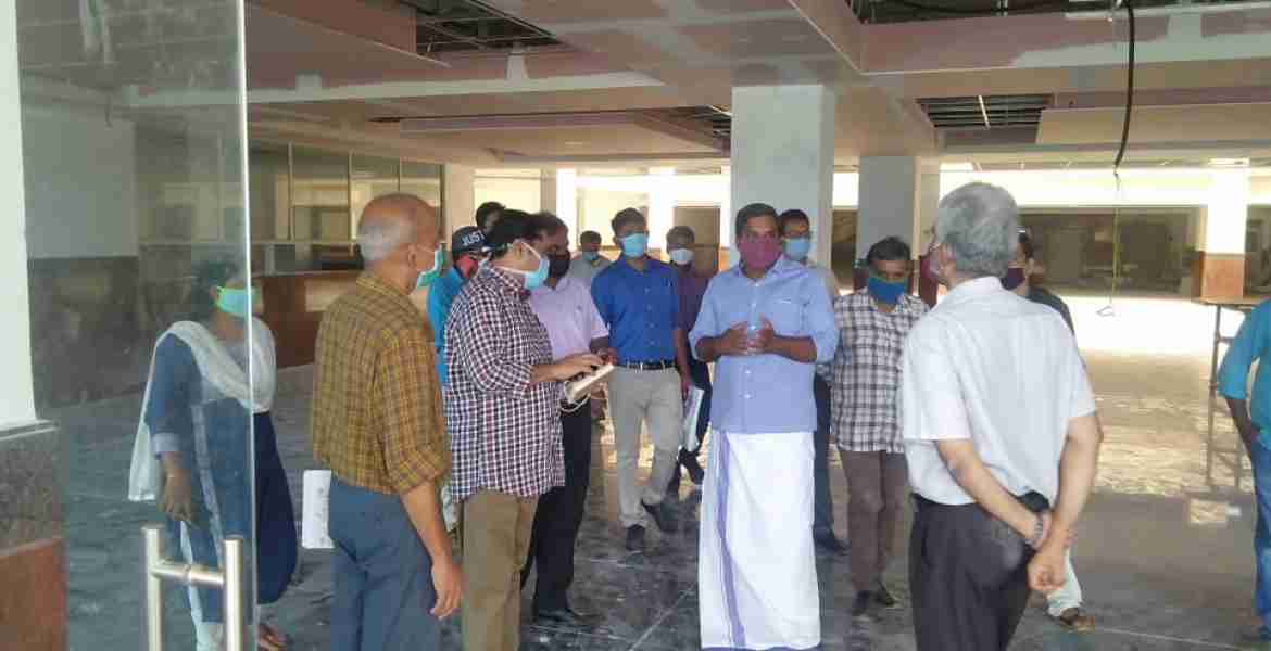 കോന്നി മെഡിക്കല്‍ കോളജ് സന്ദര്‍ശിച്ച ഉന്നതതല സംഘത്തിനൊപ്പം ജനീഷ് കുമാര്‍ എംഎല്‍എ.