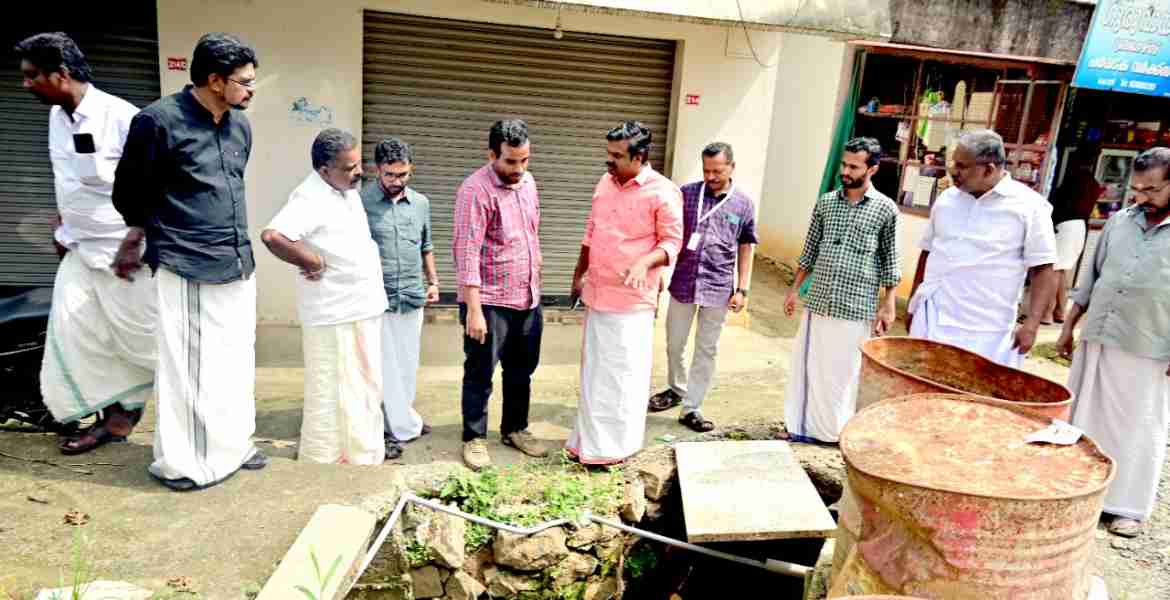 കോന്നി മാര്‍ക്കറ്റിന് സമീപമുള്ള വെള്ളക്കെട്ട് പരിഹരിക്കുന്നതുമായി ബന്ധപ്പെട്ട് അഡ്വ.കെ.യു. ജനീഷ് കുമാര്‍ എംഎല്‍എ ഉദ്യോഗസ്ഥര്‍ക്കൊപ്പം സ്ഥലം സന്ദര്‍ശിക്കുന്നു