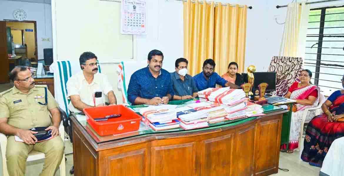 കോന്നി നിയോജക മണ്ഡലത്തിലെ മഴക്കെടുതി സാഹചര്യം വിലയിരുത്താനും  അടിയന്തിര സാഹചര്യങ്ങളെ നേരിടാനും ചേര്‍ന്ന യോഗത്തില്‍ അഡ്വ.കെ.യു. ജനീഷ് കുമാര്‍ എംഎല്‍എ സംസാരിക്കുന്നു