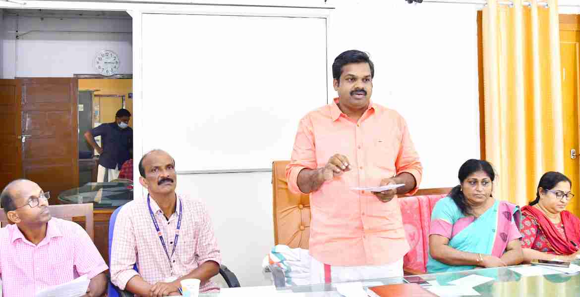 കോന്നി നിയോജക മണ്ഡലത്തിലെ തെരുവ് നായ പ്രശ്‌നത്തിന് പരിഹാരം കാണുന്നതു സംബന്ധിച്ച്  കോന്നി താലൂക്കില്‍ ചേര്‍ന്ന യോഗത്തില്‍ അഡ്വ. കെ.യു. ജനീഷ് കുമാര്‍ എംഎല്‍എ സംസാരിക്കുന്നു
