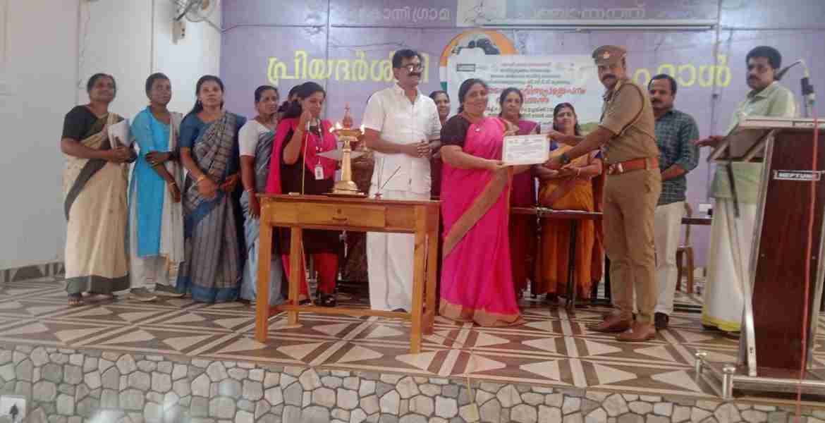 കോന്നി ഗ്രാമപഞ്ചായത്ത് ഹരിത പ്രഖ്യാപനങ്ങളുടെ ഉദ്ഘാടനം പ്രസിഡന്റ് അനി സാബു നിര്‍വഹിക്കുന്നു