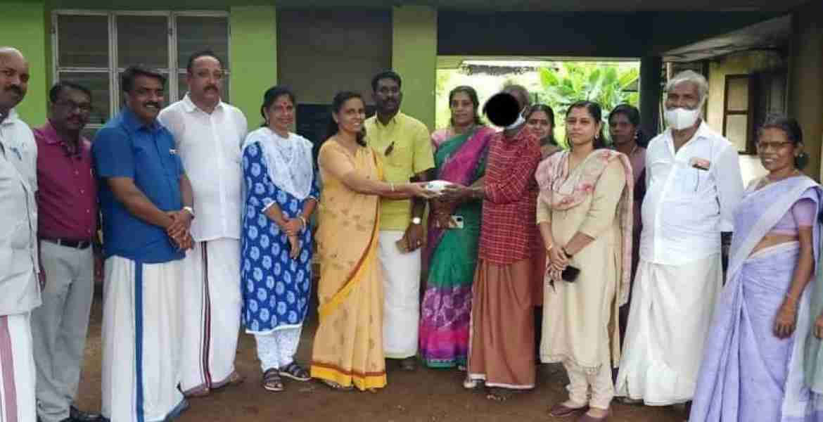അതിദാരിദ്ര്യ നിര്‍മാജന പദ്ധതിയുടെ ഭാഗമായി കോഴഞ്ചേരി ഗ്രാമപഞ്ചായത്ത് പ്രസിഡന്റ് ജിജി വര്‍ഗീസ് ഭക്ഷണ വിതരണം നിര്‍വഹിക്കുന്നു