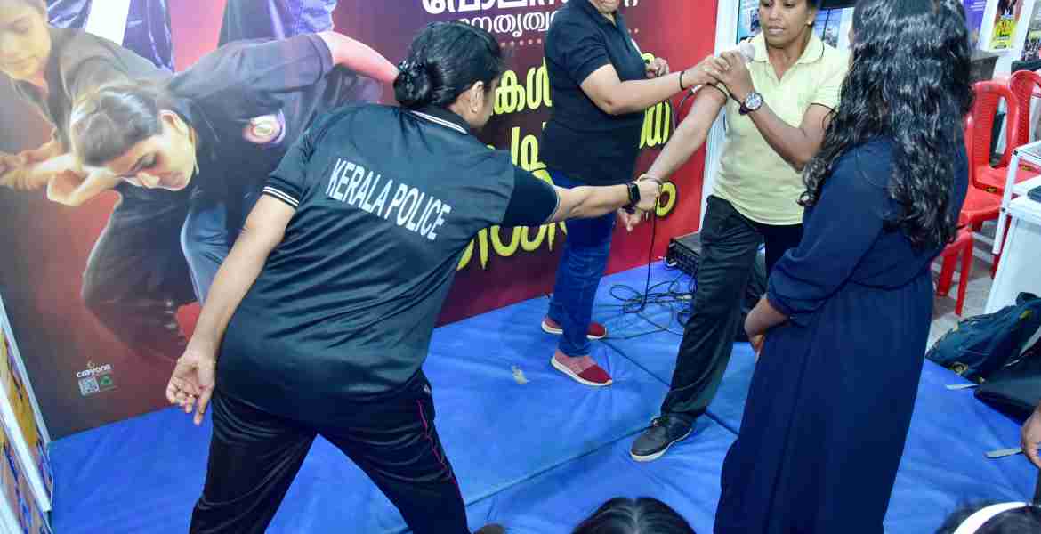 സംസ്ഥാന സർക്കാരിന്റെ നാലാം വാർഷികത്തോടനുബന്ധിച്ച് കണ്ണൂർ പോലീസ് മൈതാനിയിലൊരുക്കിയ  എന്റെ കേരളം പ്രദർശന വിപണന മേളയിലെ ജില്ലാ പൊലീസിന്റെ പവലിയനിൽ സ്വയം പ്രതിരോധ മാർഗ്ഗങ്ങൾ പഠിപ്പിച്ചു കൊടുക്കുന്ന വനിതാ പൊലീസ് ഉദ്യോഗസ്ഥർ