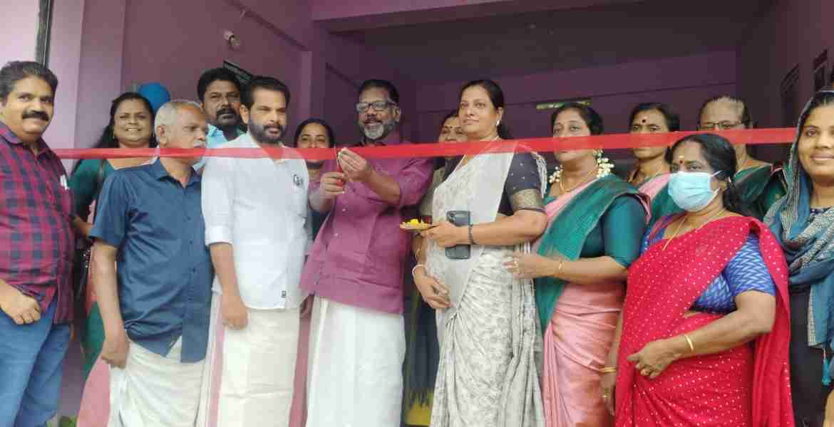ജില്ലാ കുടുംബശ്രീ മിഷന്റെ നേതൃത്വത്തില്‍ പന്തളം തെക്കേക്കര സിഡിഎസില്‍ പ്രവര്‍ത്തനമാരംഭിക്കുന്ന ഇന്റഗ്രേറ്റഡ് ഫാര്‍മിങ് ക്ലസ്റ്ററിന്റെ ലൈവിലിഹുഡ് സര്‍വീസ് സെന്ററിന്റെ ഉദ്ഘാടനം നിയമസഭ ഡെപ്യൂട്ടി സ്പീക്കര്‍  ചിറ്റയം ഗോപകുമാര്‍ നിര്‍വഹിക്കുന്നു