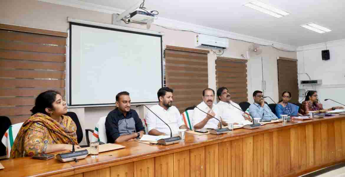 കോഴിക്കോട് കളക്‌ടറേറ്റിൽ നടന്ന ജില്ലയിലെ ജനപ്രതിനിധികളുടെയും കെ എസ് ഇ ബി ഉദ്യോഗസ്ഥരുടെയുംയോഗത്തിൽ വൈദ്യുതി മന്ത്രി സണ്ണി ജോസഫ് സംസാരിക്കുന്നു