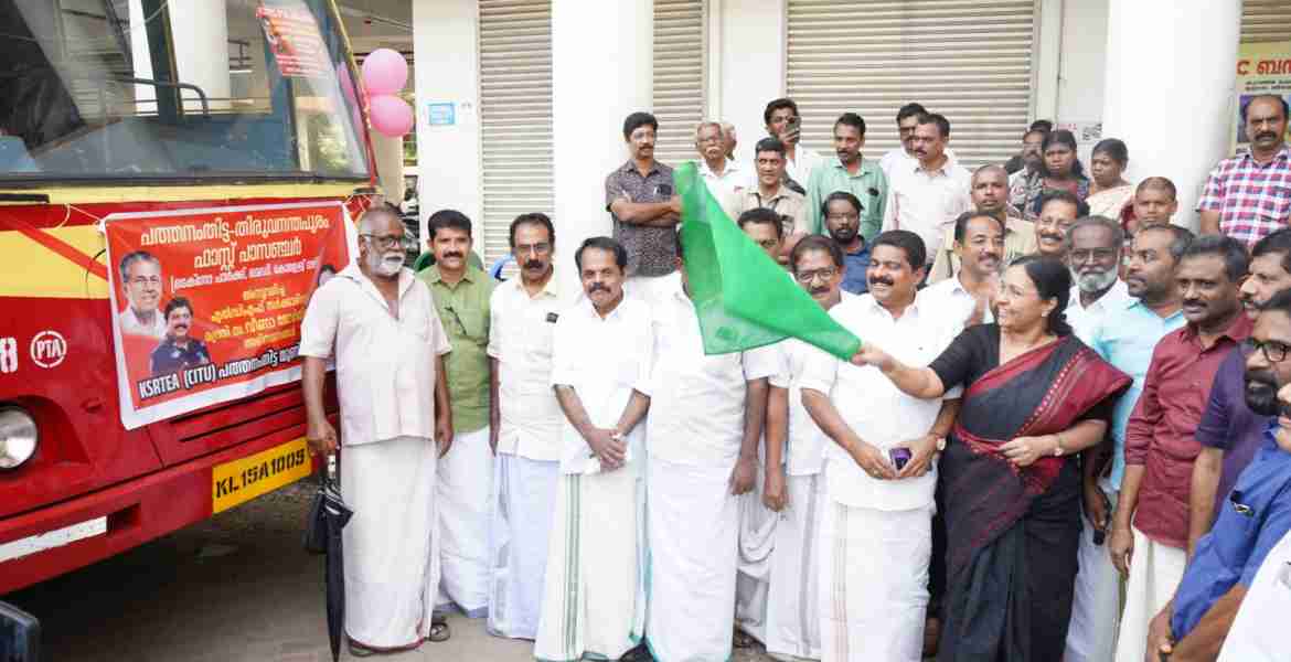 പത്തനംതിട്ട -  തിരുവനന്തപുരം കെഎസ്ആര്‍ടിസി സര്‍വീസ് മന്ത്രി വീണാ ജോര്‍ജ് ഫ്‌ലാഗ് ഓഫ് ചെയ്യുന്നു