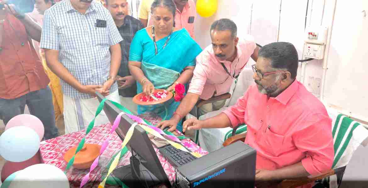 അടൂര്‍ കെഎസ്ആര്‍ടിസി  ഡിപ്പോയുടെ 'ഇ ഓഫീസ് ' പ്രഖ്യാപനം  ഡെപ്യൂട്ടി സ്പീക്കര്‍ ചിറ്റയം ഗോപകുമാര്‍ നിര്‍വഹിക്കുന്നു
