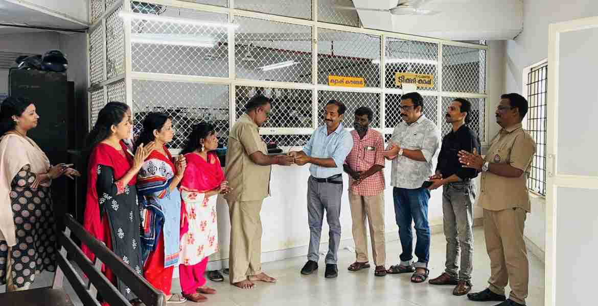 പത്തനംതിട്ട കെഎസ്ആര്‍ടിസി ഡിപ്പോയില്‍ ജില്ലാ ട്രാന്‍സ്‌പോര്‍ട്ട് ഓഫീസര്‍ റോയി ജേക്കബ് സ്മാര്‍ട്ട് കാര്‍ഡ് കണ്ടക്റ്റര്‍ക്ക് കൈമാറുന്നു