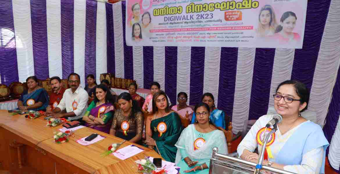കുടുംബശ്രീ ജില്ലാ മിഷന്റെ വനിതാ ദിനാഘോഷത്തിന്റെ ഉദ്ഘാടനം പത്തനംതിട്ടയില്‍ ജില്ലാ കളക്ടര്‍ ദിവ്യ എസ് അയ്യര്‍ നിര്‍വഹിച്ച് സംസാരിക്കുന്നു.