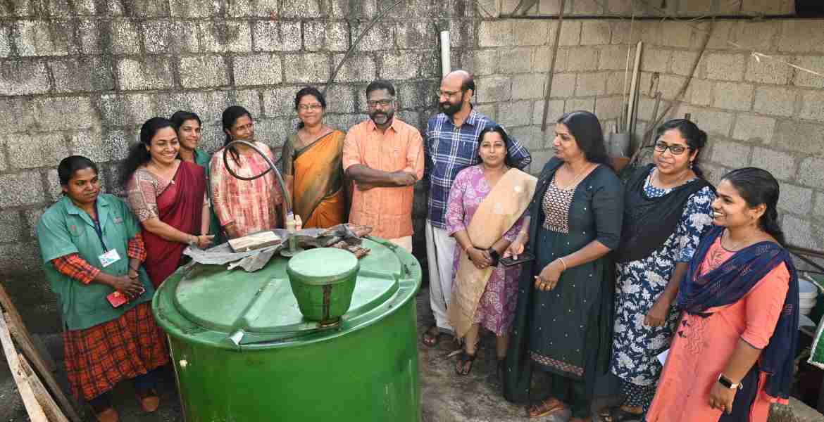 ഹരിത കര്‍മസേനയുമായി സംയോജിച്ച് ജൈവ മാലിന്യ സംസ്‌ക്കരണം വീടുകളില്‍ ഉറപ്പാക്കുന്നതിനുള്ള സര്‍വേ ഡെപ്യൂട്ടി സ്പീക്കര്‍ ചിറ്റയം ഗോപകുമാര്‍ ഉദ്ഘാടനം ചെയ്യുന്നു.