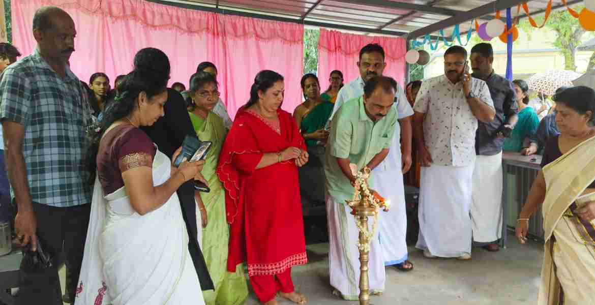 കുടുംബശ്രീ മാ കെയര്‍ സെന്റര്‍ ഉദ്ഘാടനം പന്തളം നഗരസഭ കൗണ്‍സിലര്‍ കെ ആര്‍ വിജയകുമാര്‍  നിര്‍വഹിക്കുന്നു
