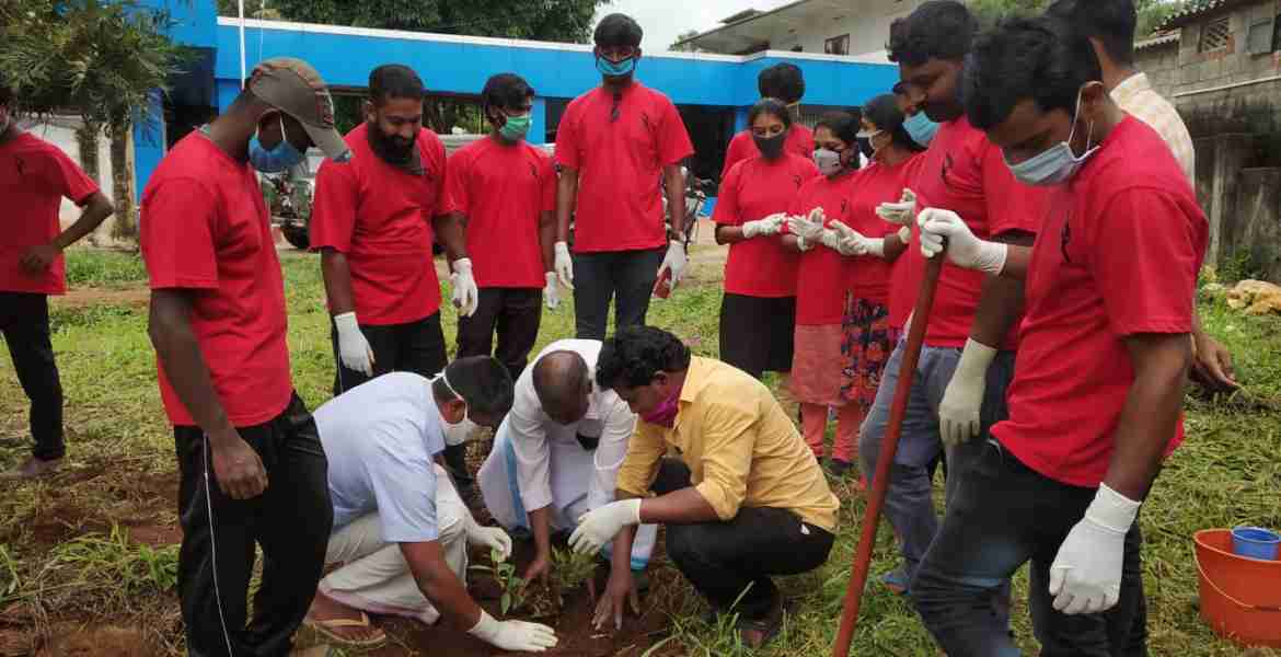  കേരള സംസ്ഥാന യുവജന ക്ഷേമ ബോര്‍ഡിന്റെ ഇടുക്കി ജില്ലാ യുവജന കേന്ദ്രത്തിന്റെ ആഭിമുഖ്യത്തില്‍ തൊടുപുഴ സ്‌പോര്‍ട്‌സ് ആന്‍ഡ് ഗെയിംസ് വെല്‍ഫെയര്‍ അസോസിയേഷന്റെ സഹകരണത്തോടെ സംഘടിപ്പിച്ച പരിപാടിയില്‍ അഡ്വ ഡീന്‍ കുര്യാക്കോസ് എംപി വൃക്ഷതൈ നടുന്നു.