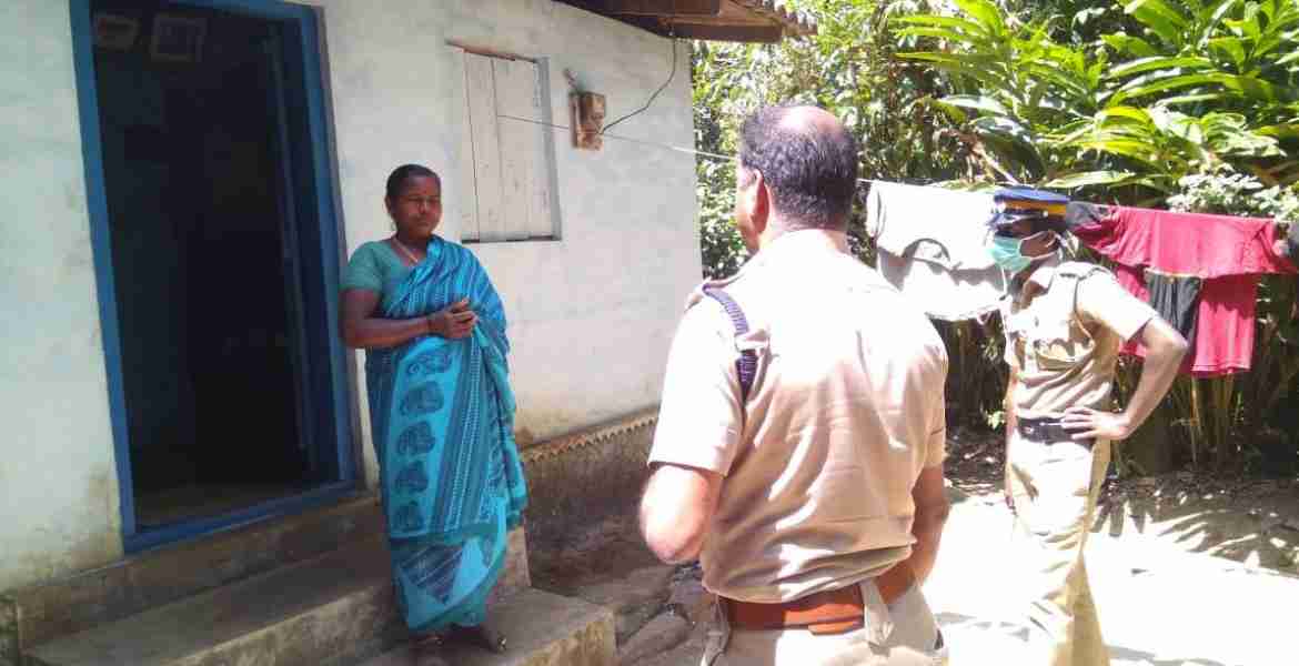 കമ്പംമേട് പോലീസ് സ്റ്റേഷനിലെ  പോലീസുകാര്‍  തൊഴിലാളികളുടെ വീടുകളില്‍ ഭക്ഷണ സാധനങ്ങളെത്തിച്ച് നല്കുന്നു.