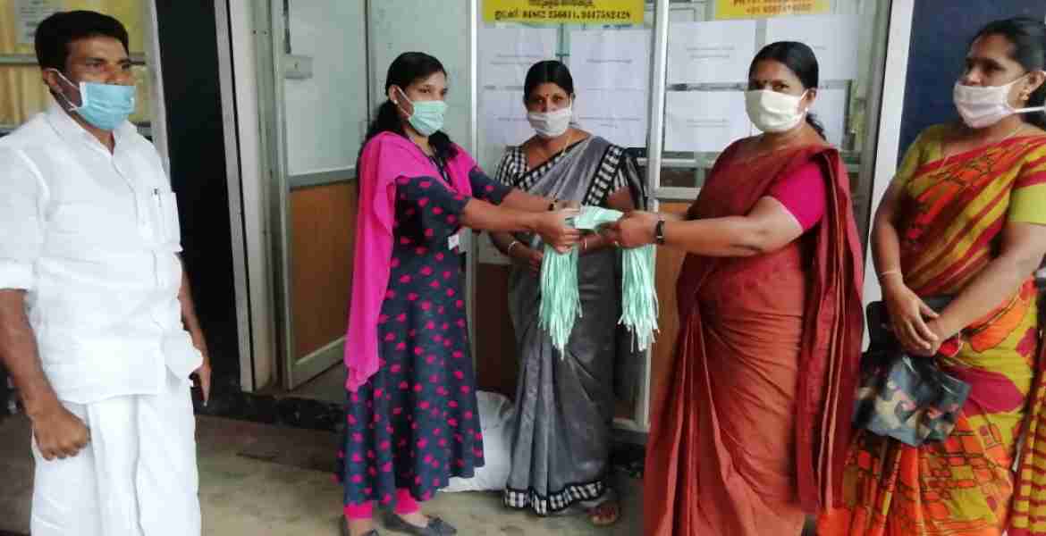 കഞ്ഞിക്കുഴി ഗ്രാമപഞ്ചായത്തിലെ സൗജന്യ മാസ്‌ക് വിതരണ പദ്ധതി ഗ്രാമപഞ്ചായത്ത് പ്രസിഡന്റ് രാജേശ്വരി രാജന്‍  കെഎസ്ഇബി അസിസ്റ്റന്റ് എഞ്ചിനീയര്‍ ശ്രീകലക്ക് നല്‍കി ഉദ്ഘാടനം ചെയ്യുന്നു.